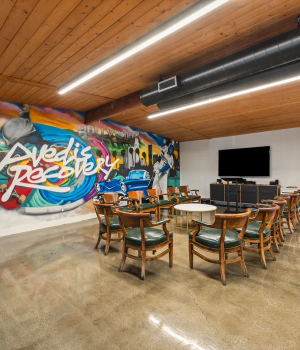 A peaceful, light-filled recovery space at Avedis